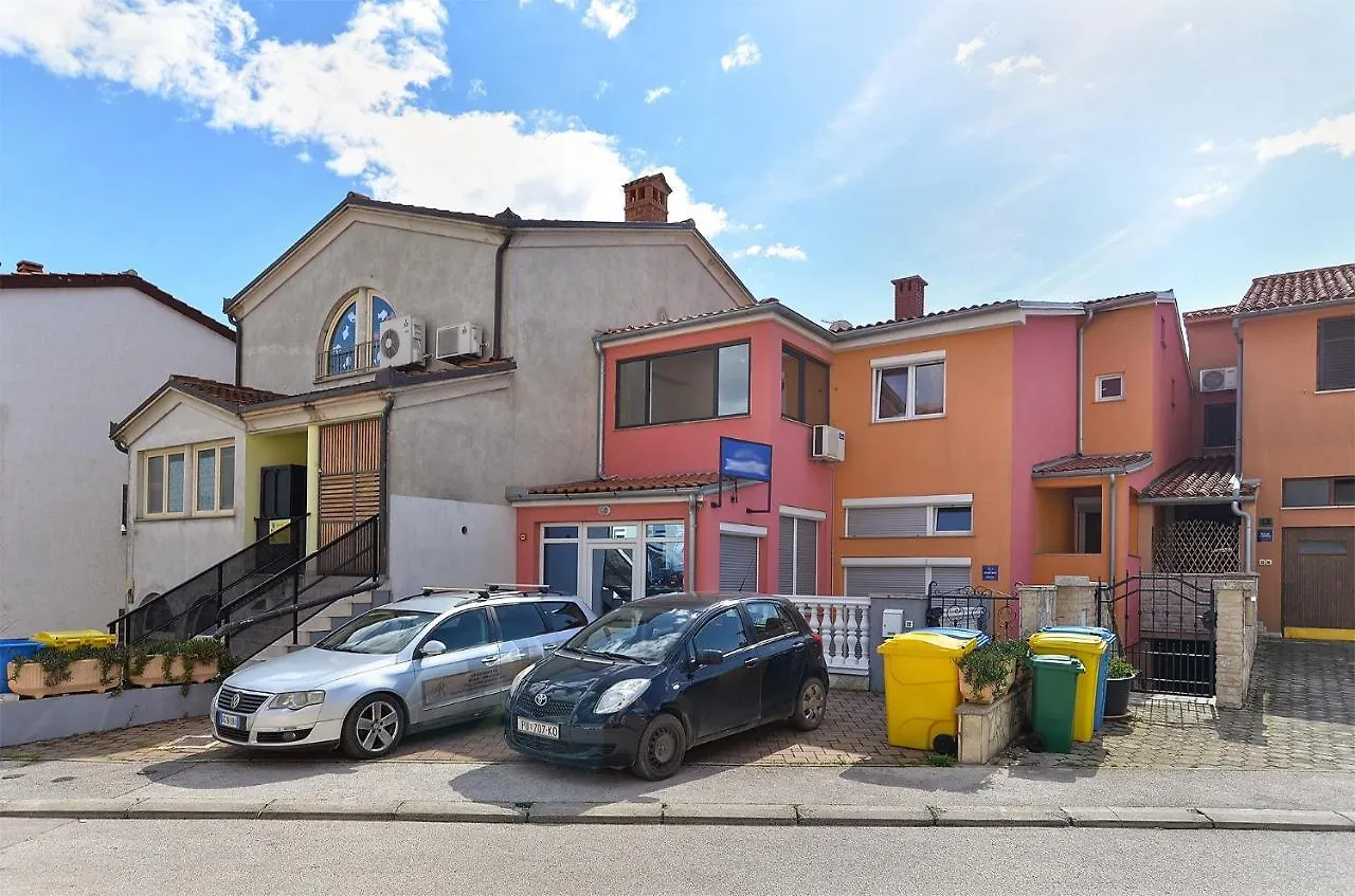 Apartments With A Parking Space Pula - 21036