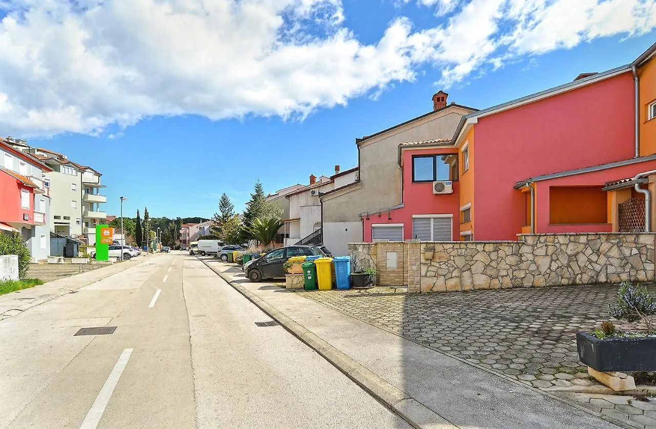 Apartments With A Parking Space Pula - 21036