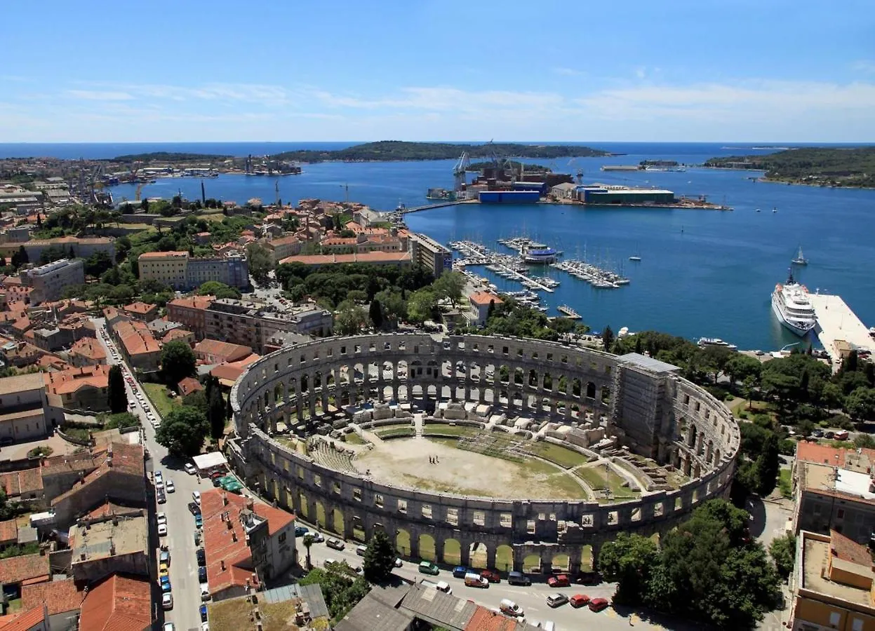 Apartments With A Parking Space Pula - 21036 Kroatië